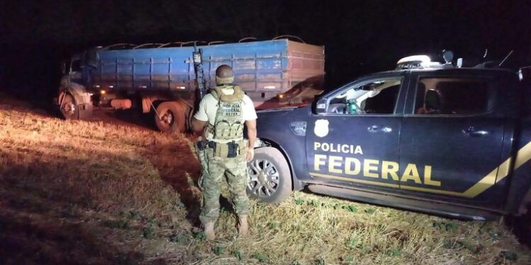 PF e PM/PR apreendem caminhão carregado com cigarros contrabandeados na fronteira com o Paraguai