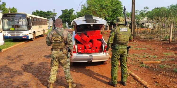 PF e BPFRON/PR apreendem veículo carregado com 360 kg de maconha