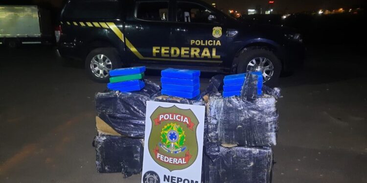PF apreende 199,8 kg de cocaína durante patrulhamento no Rio Paraná/PR