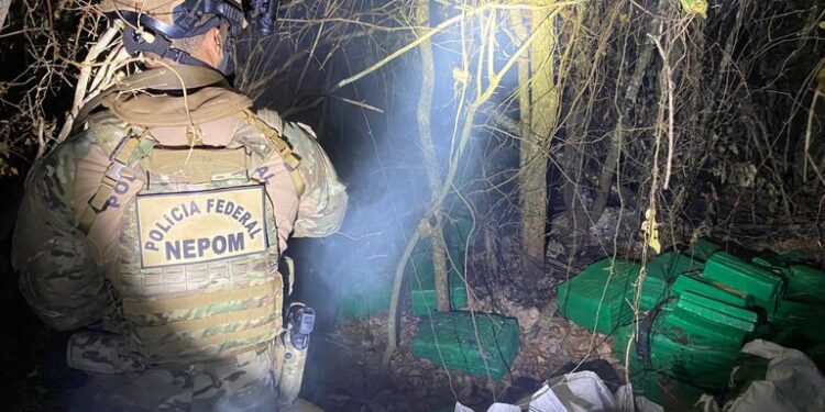 PF, BPFRON e Força Tática/PMMS realizam apreensão de 670 kg de maconhaNa madrugada desta quinta-feira (10/10), policias federais, policiais militares do BPFRON/PMPR e da FORÇA TÁTICA/PMMS, em uma operação conjunta, realizavam patrulhamento embarcado no Rio Paraná, quando localizaram grande quantidade de maconha escondida na vegetação às margens do rio. Após buscas, nenhuma pessoa foi encontrada no local. A droga foi apreendida e pesada, totalizando aproximadamente 670 kg. Todo material apreendido foi encaminhado para a Delegacia da Polícia Federal em Guaíra/PR para às providências cabíveis. Essa é mais um exemplo de compromisso das forças de segurança pública na região, contribuindo para a segurança da comunidade e o enfraquecimento das redes criminosas que atuam na área de fronteira.