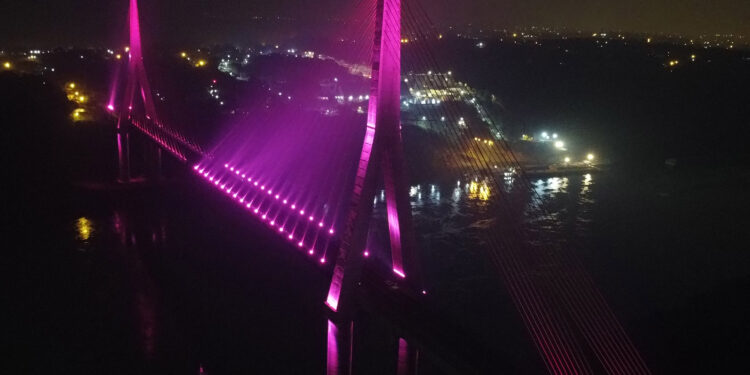 Outubro Rosa: Ponte da Integração Brasil–Paraguai é iluminada na cor da campanha