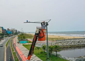 Governo do Estado começa a ligar os 145 superpostes da nova orla de Matinhos