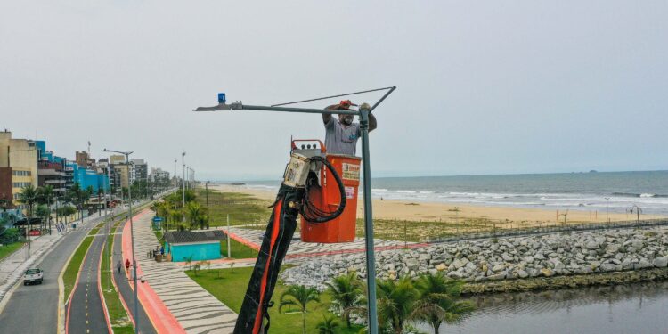 Governo do Estado começa a ligar os 145 superpostes da nova orla de Matinhos