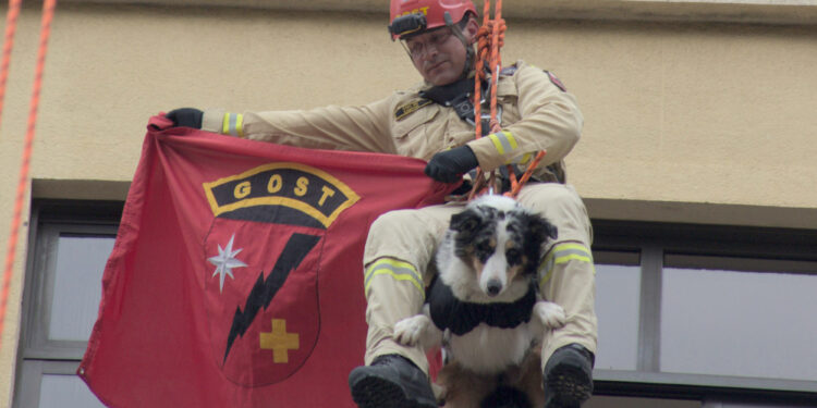 Corpo de Bombeiros simula resgate em altura e chama a atenção no centro de Curitiba
