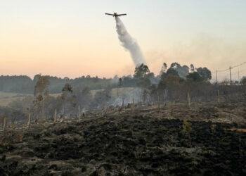 Aviões contratados pelo Estado reforçam combates a dois incêndios