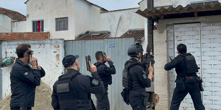 Megaoperação da Polícia Civil cumpre 137 mandados contra o tráfico em três estados