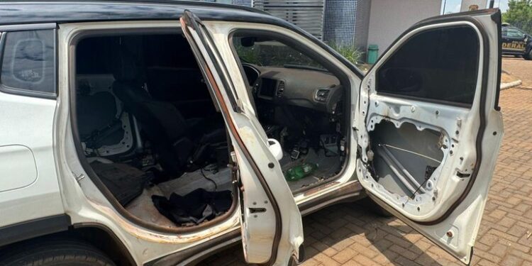 PF e BPFRON apreendem veículo roubado preparado para o contrabando