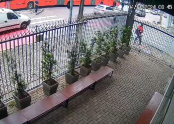 Idoso fica gravemente ferido ao bater na lateral de biarticulado no centro