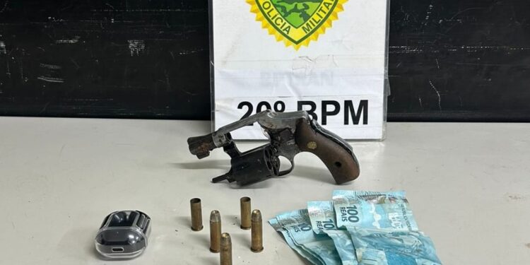 Após realizar assalto e fazer mulher refém, criminoso é baleado em confronto com a PM