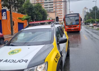 Comendo maçã, jovem sobrevive ao ser atingida por biarticulado no centro de Curitiba