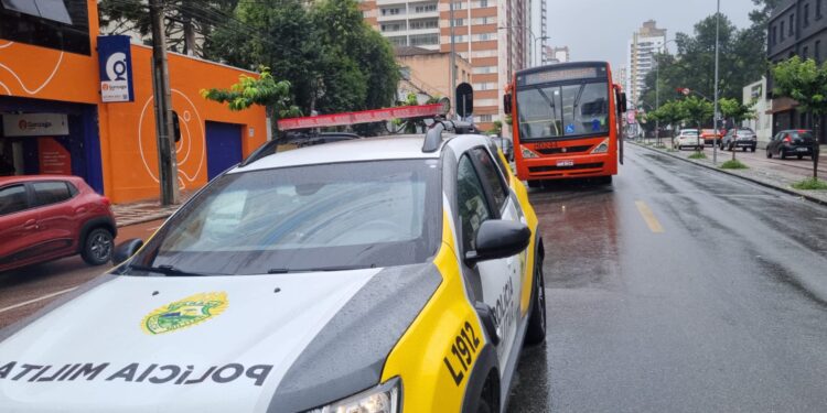Comendo maçã, jovem sobrevive ao ser atingida por biarticulado no centro de Curitiba