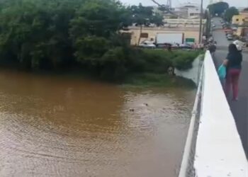 Policiais militares realizam ato heroico ao resgatar homem que pulou em rio