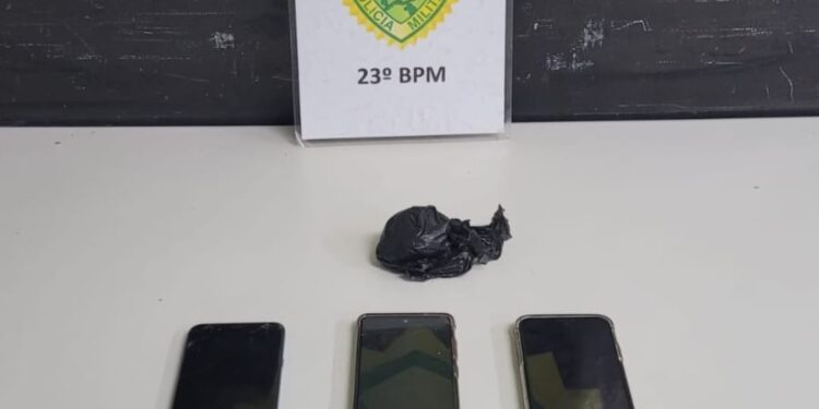 PM recupera celulares roubados e detém quatro na Cidade Industrial de Curitiba