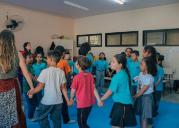 Palco Escola apresenta espetáculo Aqui Estamos Nós