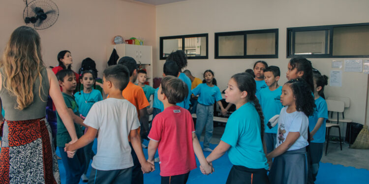Palco Escola apresenta espetáculo Aqui Estamos Nós