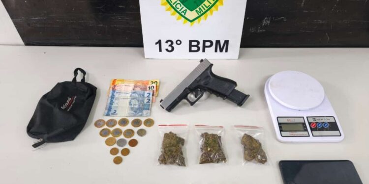 Polícia Militar recebe denúncia e detém indivíduo com maconha, crack e simulacro de pistola