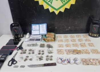 RONE estoura centro de distribuição de drogas no Cajuru e duas mulheres são presas
