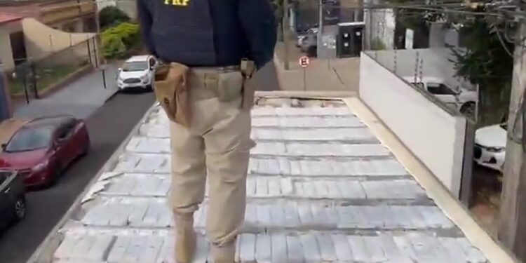 PRF apreende mais de 1,5 tonelada de maconha escondida em carreta no Paraná