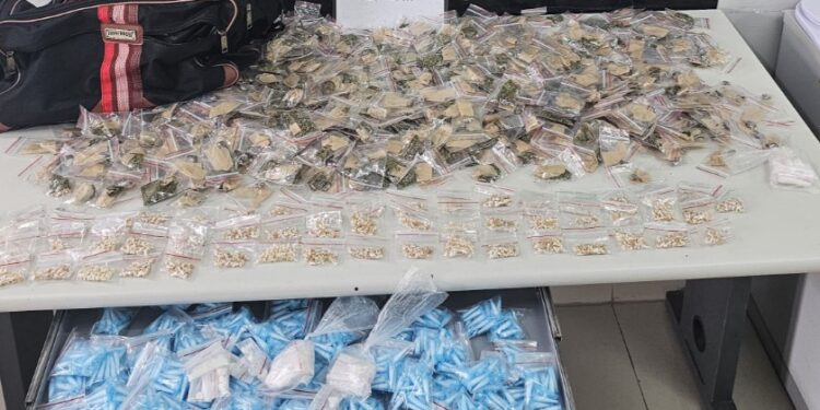 PM apreende crack, cocaína e maconha na Vila Sandra em Curitiba