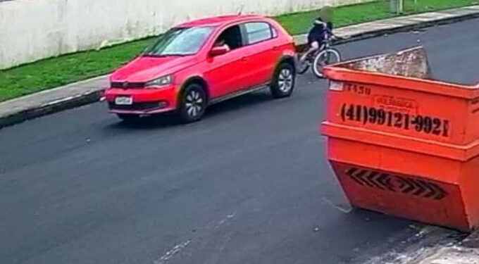 Em Curitiba, homem em carro persegue, tenta atropelar adolescentes em bicicletas e joga spray de pimenta