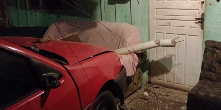 Motorista bêbado invade residência com carro e acaba preso