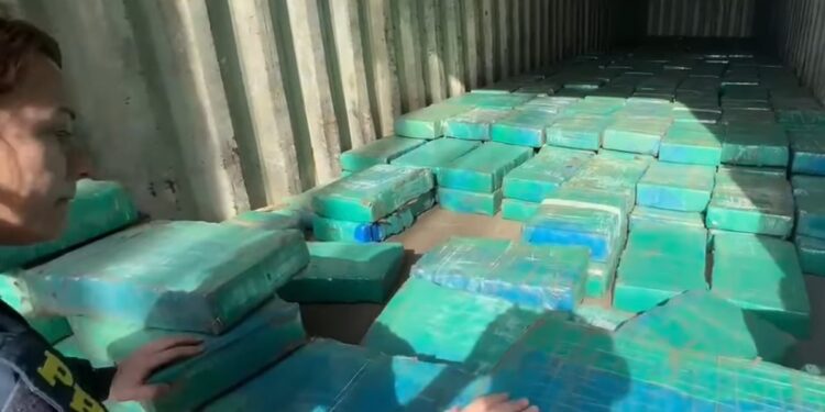 PRF apreende quase 4 toneladas de maconha no Paraná