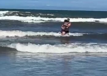 De férias, policial da RONE salva criança que estava se afogando no litoral do Paraná