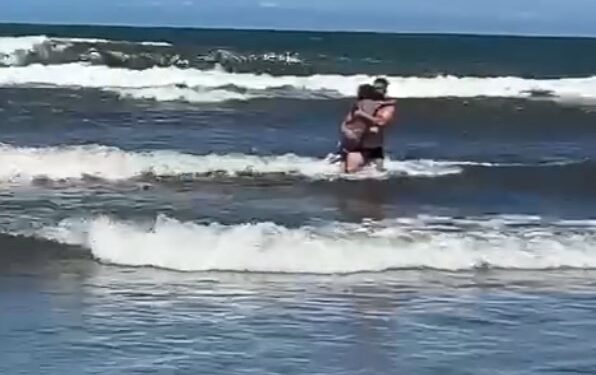 De férias, policial da RONE salva criança que estava se afogando no litoral do Paraná