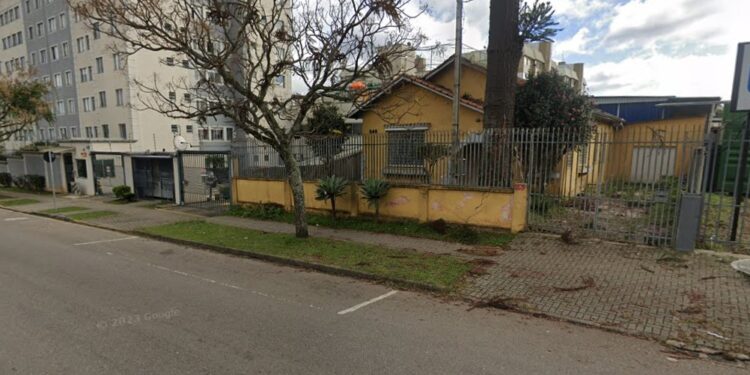 Casa abandonada se tornou dor de cabeça para moradores do bairro Portão em Curitiba