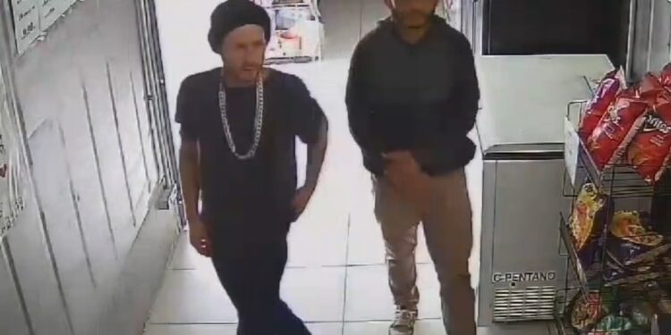 Câmeras registram criminosos realizando roubo a comércio e levando carro de vítima; RONE fez o cerco e dupla tombou em confronto