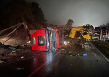 Colisão entre carretas fecha a BR-116 em Campina Grande do Sul