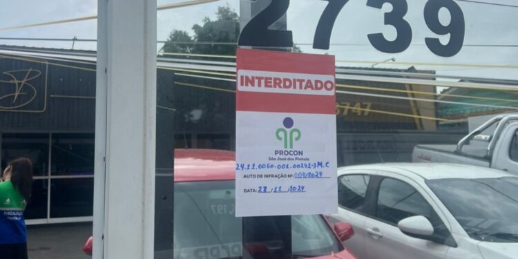 Polícia Civil e Procon interditam revenda de carros em São José dos Pinhais