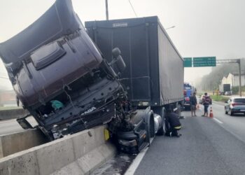 Carreta “fantasma” trafega na BR-376 na contramão e colide em barreira de concreto em São José dos Pinhais