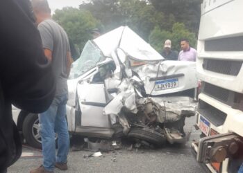 Motorista fica preso nas ferragens ao ser atingido por carreta no Contorno Leste