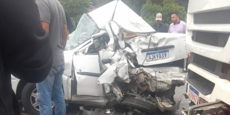 Motorista fica preso nas ferragens ao ser atingido por carreta no Contorno Leste