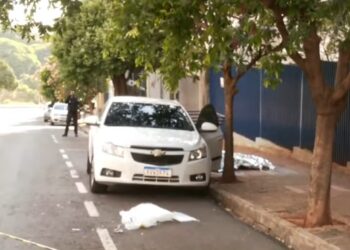 Homem é encontrado morto ao lado de carro e faca