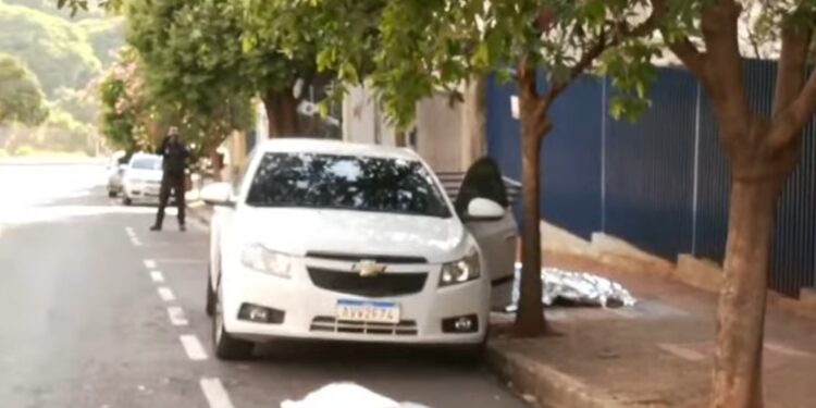 Homem é encontrado morto ao lado de carro e faca