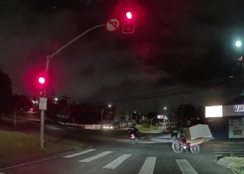 Câmera veicular flagra motoboy furando sinal vermelho e colidindo em carro