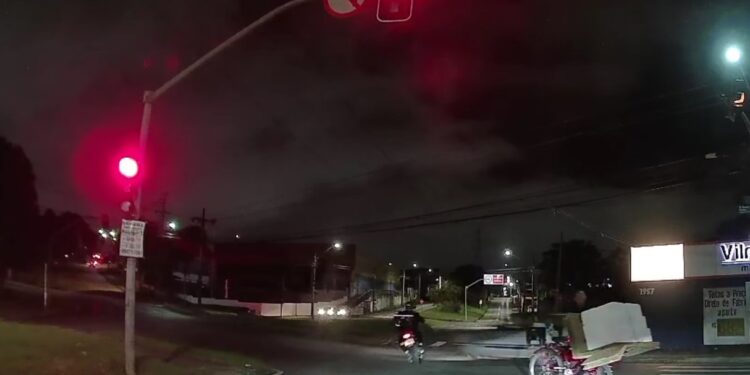 Câmera veicular flagra motoboy furando sinal vermelho e colidindo em carro