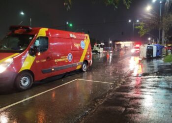 Motorista embriagado tomba caminhãozinho na Linha Verde