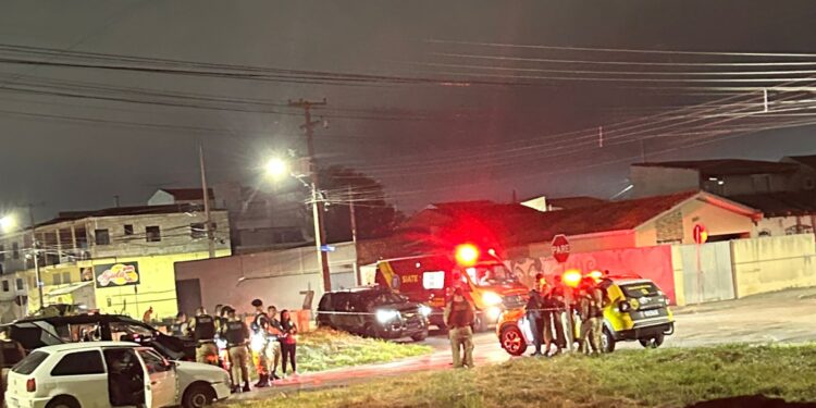 Dupla em carro roubado morre em confronto com a polícia