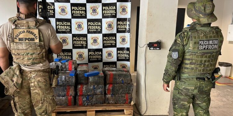 PF e BPFron prendem duas pessoas transportando 300 kg de maconha