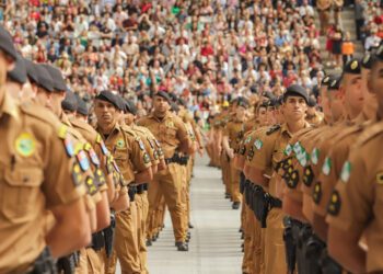 Governador sanciona lei que reestrutura as carreiras dos PMs e bombeiros