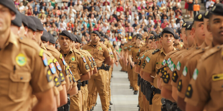 Governador sanciona lei que reestrutura as carreiras dos PMs e bombeiros