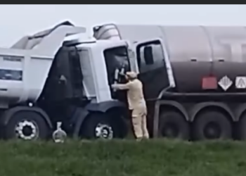 Duas pessoas ficam feridas em colisão entre caminhões, na BR-116