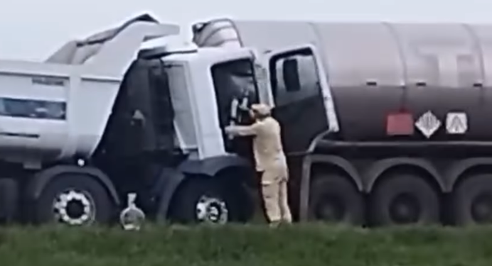 Duas pessoas ficam feridas em colisão entre caminhões, na BR-116