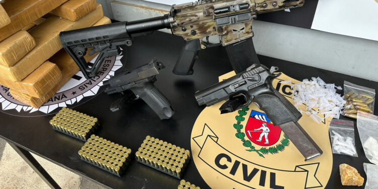 PCPR apreende 20 kg de maconha e fuzil em operação contra tráfico em Curitiba