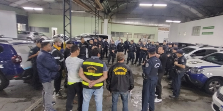 Operação apreende produtos de comércio ilegal no Terminal Pinheirinho