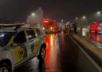 Dois morrem atropelados na BR-376 e motorista foge deixando parachoque para trás