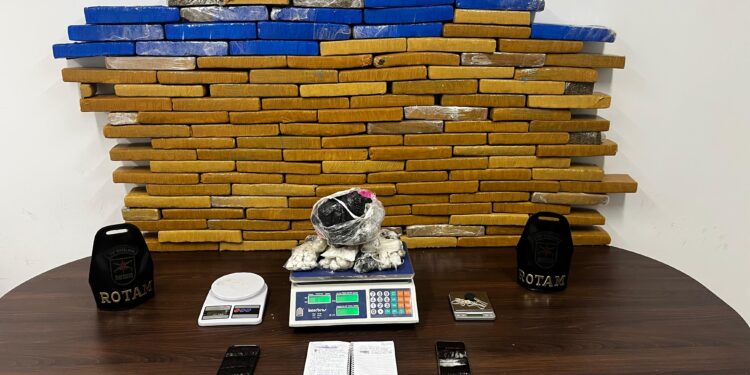 ROTAM detém indivíduo que realizava delivery de maconha, cocaína e haxixe